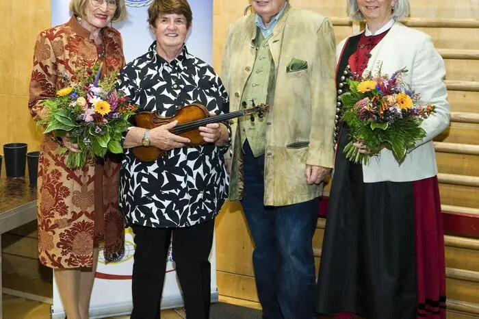 Begrüßt wurden die zahlreichen Besucherinnen und Besucher von Lore Schrettner, Konzertmeisterin des Kammerorchesters Accento und aktuelle Präsidentin des Clubs. 