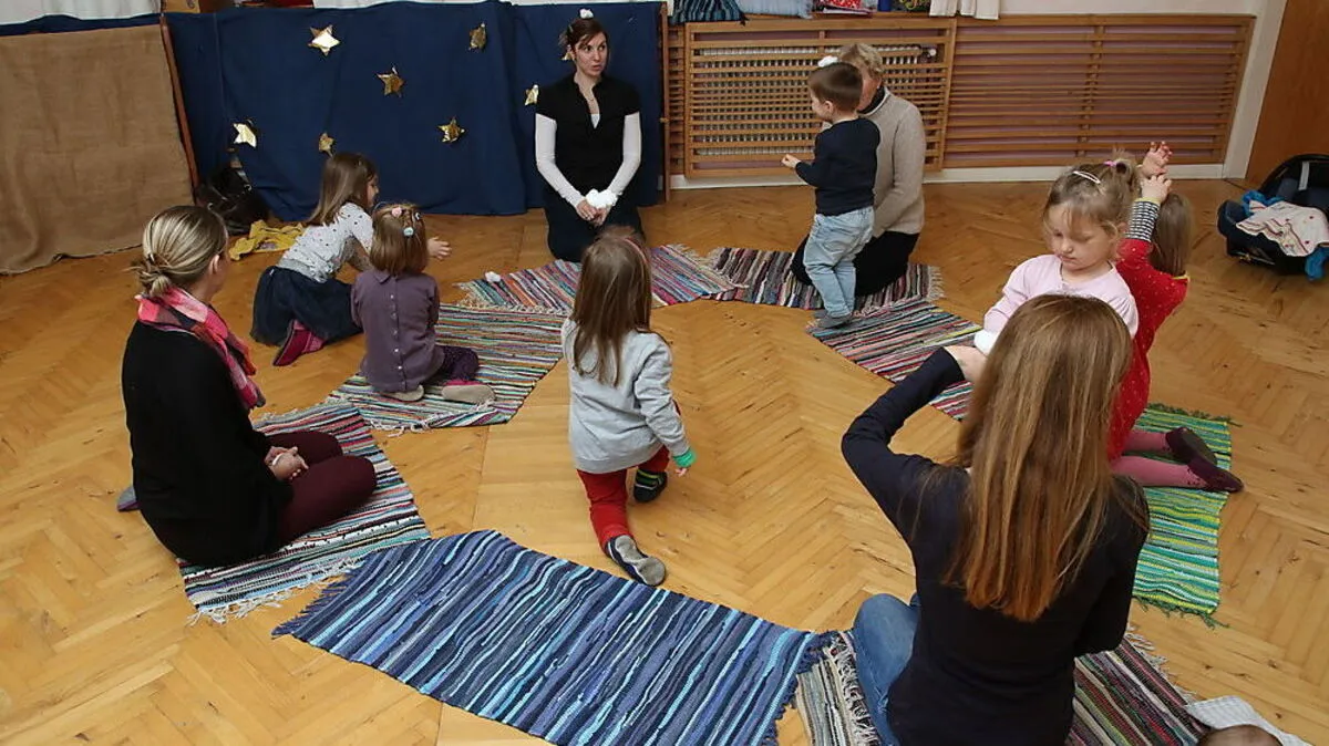 Spielerisch lernen die Kinder Rhythmik und Musik 