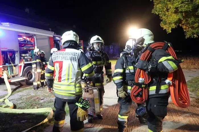 Im ersten Szenario kam es zu einem Brand einer Photovoltaikanlage auf dem Gelände eines landwirtschaftlichen Anwesens. Mehrere Personen wurden vermisst und einige verletzt. Um schnellstmöglich Hilfe zu leisten, drangen mehrere Trupps unter schwerem Atemschutz in das Innere des Gebäudes vor. 