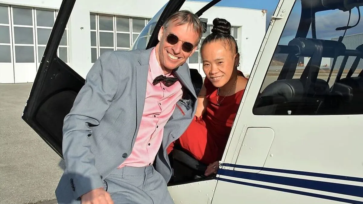 Rolf Majcen und Lan Jin wollen im Hubschrauber auf 2222 Fuß Höhe auf ihre Hochzeit anstoßen