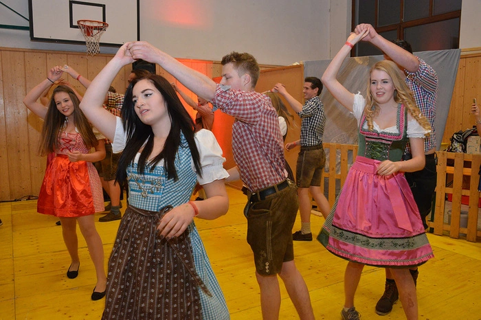 Eröffnungspolonaise durch Schüler der LFS Stiegerhof.