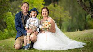 Anja und Andreas mit ihrem Sohn am Tag der Hochzeit