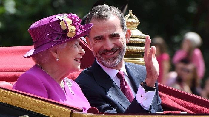 Mit einer pompösen Zeremonie hat Queen Elizabeth II. den spanischen König Felipe VI. und seine Frau Letizia empfangen.
