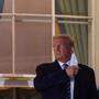 Geste des Trotzes: Donald Trump nimmt sich die Maske ab
