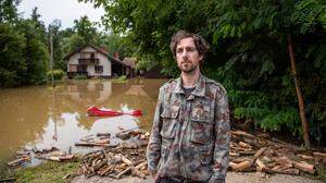 Denis Škofič wollte bei seinen Eltern urlauben, nun ist er geblieben, um sich um das überflutete Haus der Eltern zu kümmern