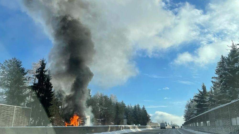 Ein Fahrzeug steht auf der A2 in Flammen