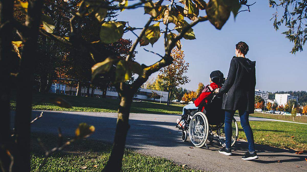 Seite an Seite, Tag für Tag. Seine Freundin kümmert sich liebevoll um Johann S., der derzeit im Klinikum behandelt wird