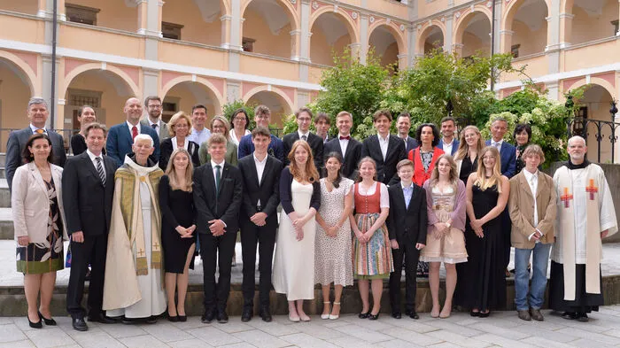 Die 5 a-Klasse: Leonard Dietmaier, Theresa Fritz, Fiona  Gamweger, Juliana Gruber, Laura Hofer, Alexander Holzer, Matthias Kirchner, Leonard Kles, Kilian Klocker, Dora Korp, Anja Leitner, Katharina Leitner, Benjamin Rath, Noah Santiago Rodrigues, Marie Schweinberger, Luca Tommasi, Klara Wieland, Ylva Windisch, Samuel Wolfsberger und Zankl Emily mit Klassenvorstand Susanne Strobl, Direktor Wilhelm Pichler, Abt Johannes Fragner und Pater Leo.