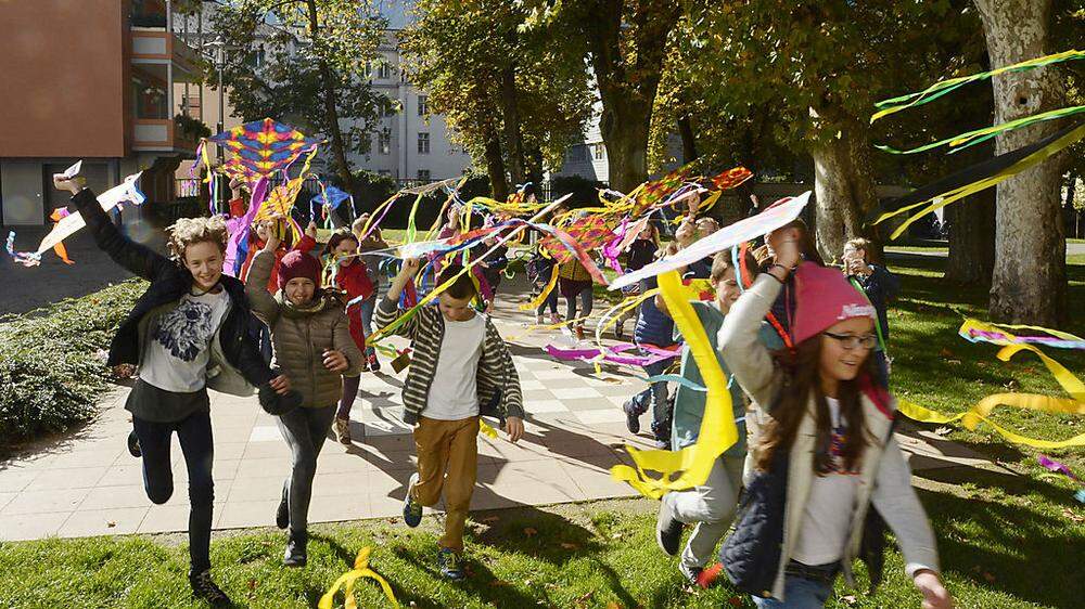 Wilde Horde mit bunten Drachen sorgte im Stadtpark Spittal für Aufsehen
