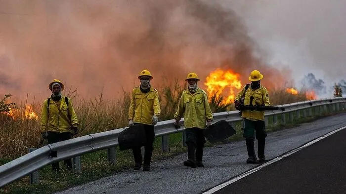 Nur etwa zwei Dutzend Feuerwehrleute sollen derzeit im Einsatz sein 