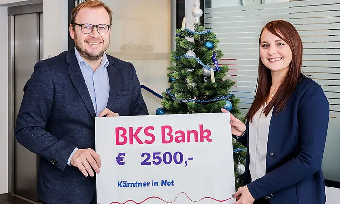 Donau Versicherung-Landesdirektor Michael Riegler und Mitarbeiterin Manuela Scheiber beid er Spendenübergabe