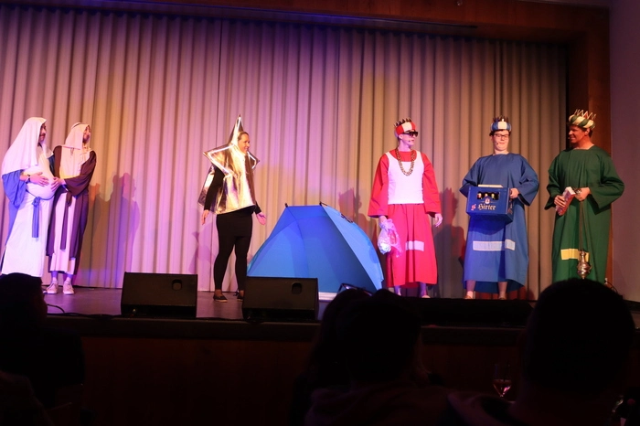 Mit dem Stück „Herbergsuche“ konnten die Mitwirkenden schauspielerisch sowie gesanglich überzeugen und die Lachmuskeln des Publikums belasten.  
