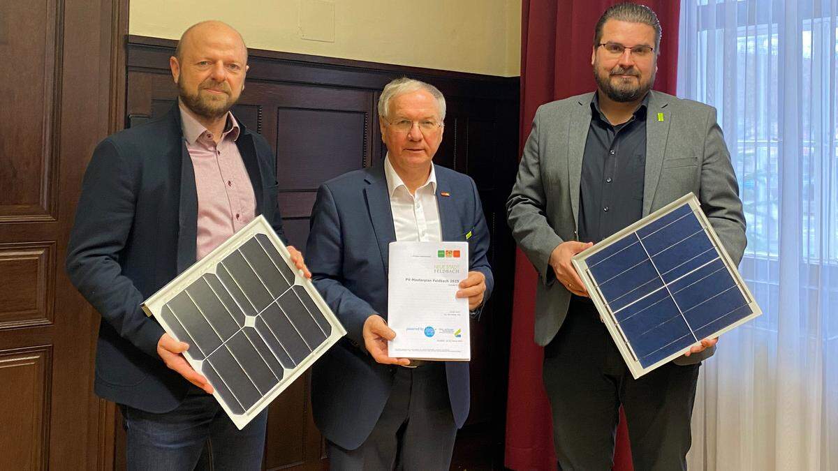 Karl Puchas von Lokale Energie Agentur, Bügermeister Josef Ober und Robert Schmidt von der Bauabteilung Stadtgemeinde Feldbach stellten den &quot;PV-Masterplan 2025&quot; vor