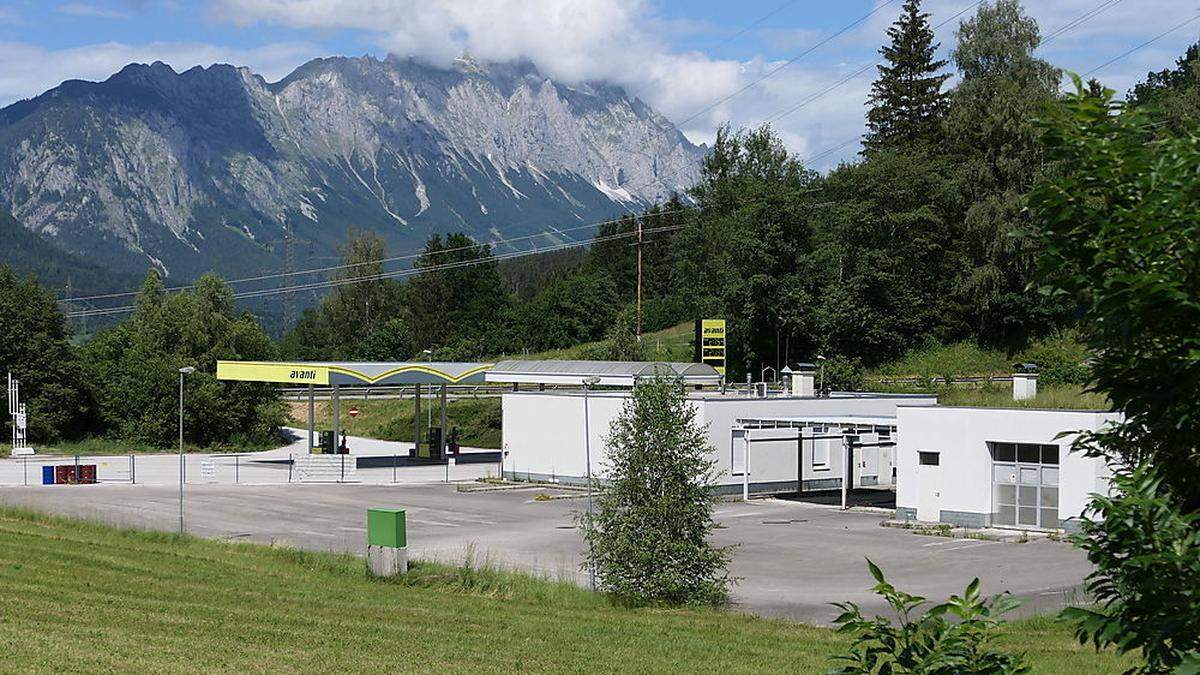 Die Tankstelle liegt direkt an der B320 bei Gröbming