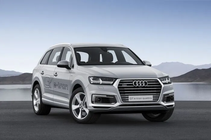 Besonders für Dieselkäufer ist der Audi Q7 e-tron quattro eine spannende Alternative, da er mit dem V6-Diesel kombiniert ist. Dazu gibt es Allradantrieb serienmäßig.Preis: ab 83.020 EuroLeistung: Sechszylinder-Turbodiesel, 2967 ccm, 258 PS. E-Motor mit 128 PS, Systemleistung 373 PSE-Reichweite: 56 kmE-Verbrauch: 18,1 kWhNormverbrauch: 1,8 lKofferraumvolumen: 650 bis 1835 LiterAbmessungen: 5051/1968/1741 mm L/B/H