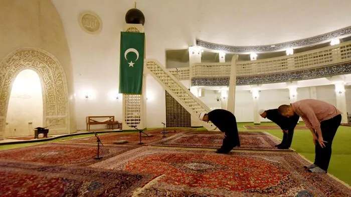Zagrebs Imam Azil Alili (li.) betet zu Beginn des Ramadan mit anderen Gläubigen in einer leeren Moschee. In Kroatien sind religiöse Versammlungen aufgrund des Virus verboten.  