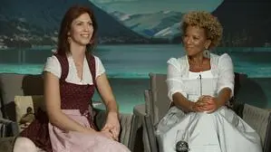 Milchbäuerin Christina stellte sich beim Bauer-sucht-Frau-Finale der Aussprache mit ihren Hofherren, am Bild zu sehen mit Moderatorin Arabella Kiesbauer