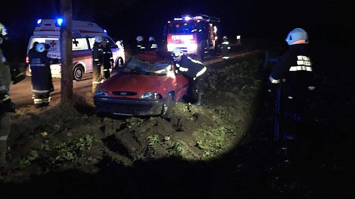 Bergung des Unfallfahrzeuges in Grieselstein durch die Feuerwehr