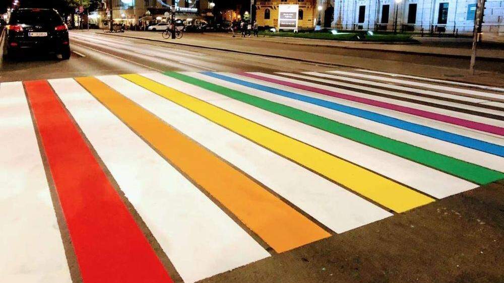 In Wien erstrahlte heuer der Schutzweg vor dem &quot;Pride Village&quot; auf dem Rathausplatz in den Farben des Regenbogens