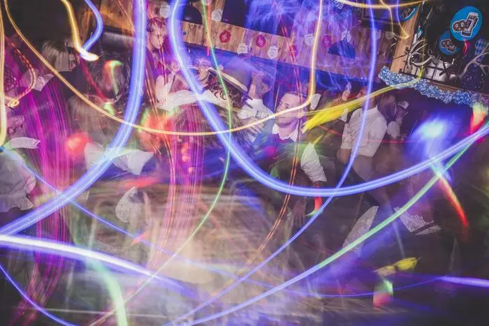 Resident-DJ Max legte in der Disco auf.