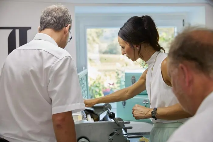 Bei einem Open-Day erklärte Bernold, wie man die Druckermaschinen bedient 