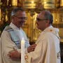 Friedensgruß zwischen Pfarrer Roger Ibounigg und Bischof Krautwaschl bei der Abendmesse am Montag