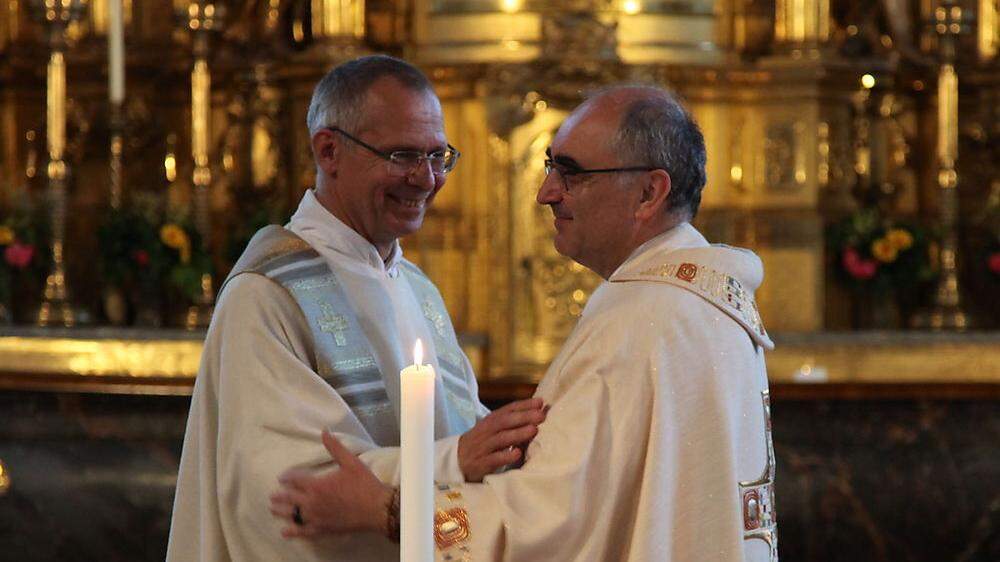 Friedensgruß zwischen Pfarrer Roger Ibounigg und Bischof Krautwaschl bei der Abendmesse am Montag