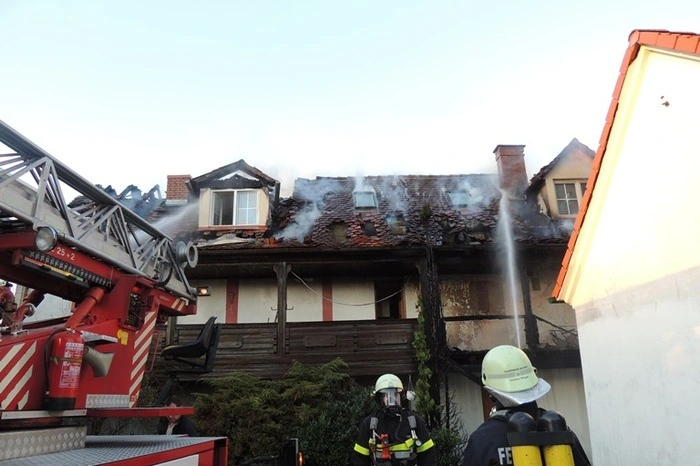 Ein entlegenes Gasthaus in Bad Waltersdorf fing aus bisher ungeklärter Ursache im Bereich der Dachgaube Feuer.