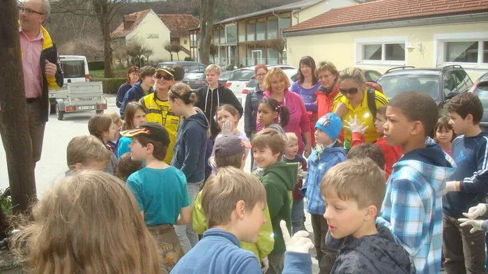 Die Kinder werden zu Müllexperten ausgebildet.