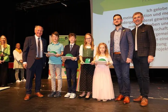 Bürgermeister Josef Ober, Kindervizebürgermeister Samuel Scheer, Kinderbürgermeister Kevin Friedl, Kinderbürgermeisterin Hanna Tappauf, Vizekinderbürgermeisterin Amelie Reiß, Gemeinderat Paul König und Landtagsabgeordneter Franz Fartek bei der Angelobung