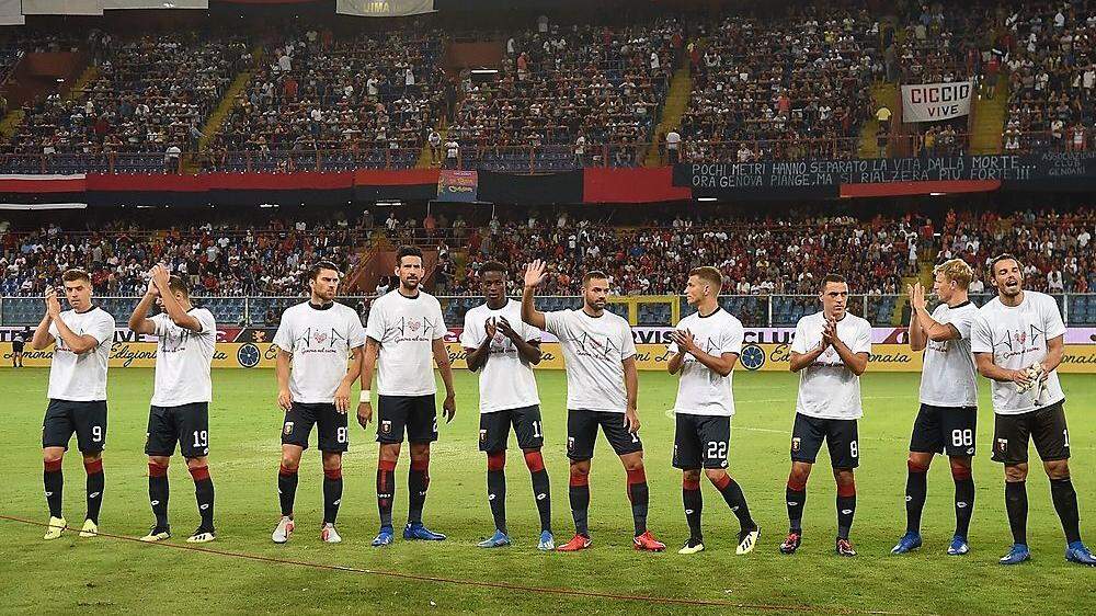 Die Spieler trugen T-Shirts mit der Aufschrift &quot;Genova nel cuore&quot; (Genua im Herzen).