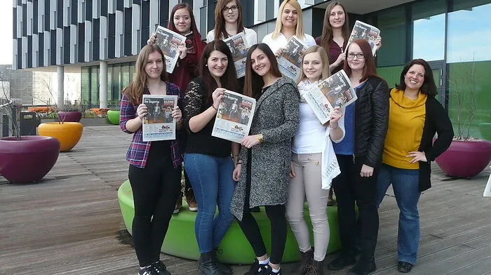 Die Schülerinnen der HLW Mureck – Anja Jammernegg, Michele Skoff, Kristin Wahrlich, Lisa Ketschler (hinten), Manuela Srpak, Viktoria Wohlkinger, Bianca Pop, Theresa Knapp und Melina Trummer, (vorne) – mit Lehrerin Miriam Buchholzer auf der Terrasse des Styria Media Centers in Graz