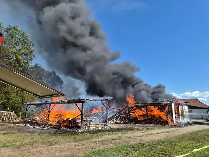 Ein Übergreifen des Feuers auf das angrenzende Wohnhaus konnte verhindert werden
