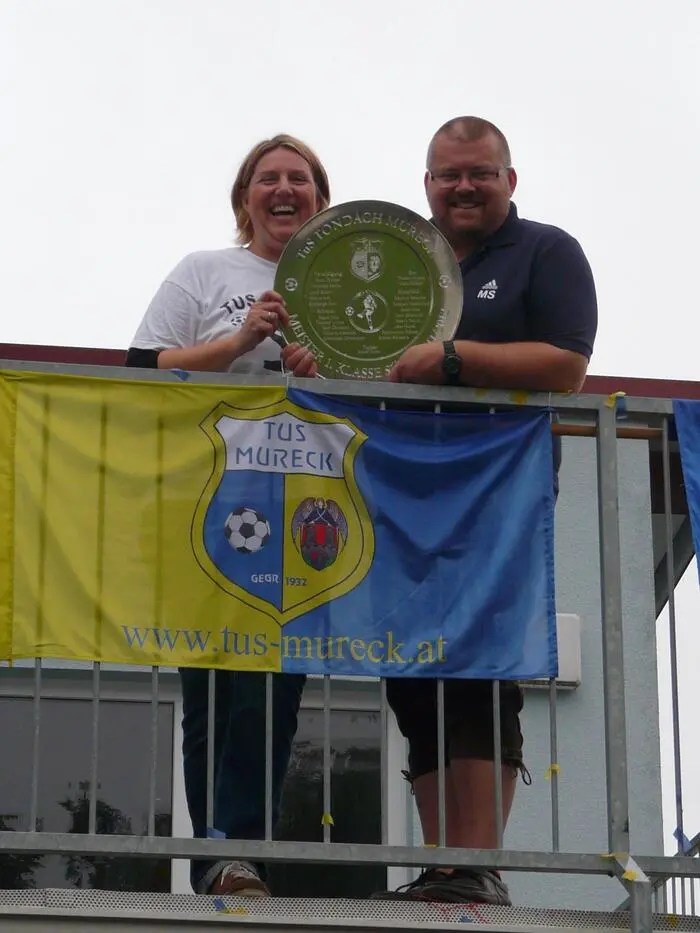 Semlitsch mit seiner Frau Barbara bei der Meisterfeier des TuS Mureck 2012