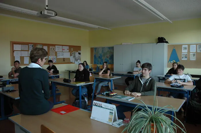 Unterricht an der NMS Fehring - ein Tisch für einen Schüler
