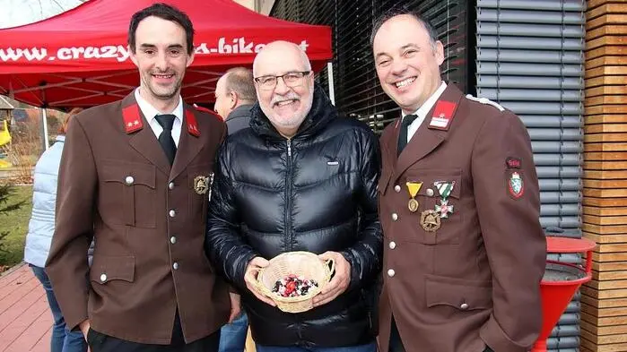 Kurt Riemer, Bürgermeister der Marktgemeinde Maria Lankowitz, lud am Vormittag des 30. Dezember zum traditionellen Bürgermeister-Silvesterstandl am Platz beim Gemeindeamt ein.