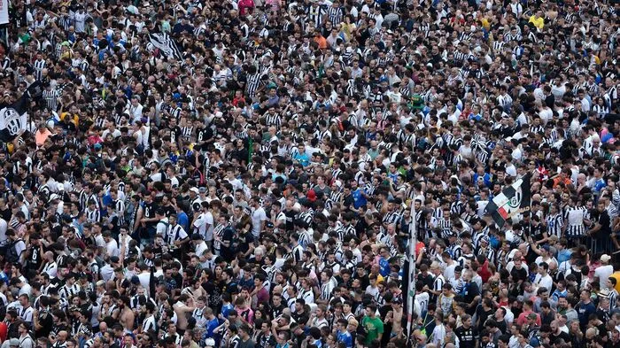 Tausende Fans von Juventus Turin beobachteten am Platz San Marco das Endspiel.