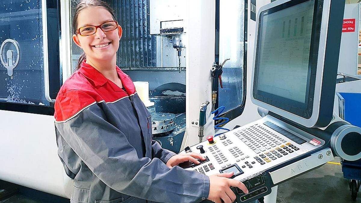 Natalie Vertitsch hat die CNC-Drehmaschine im Griff