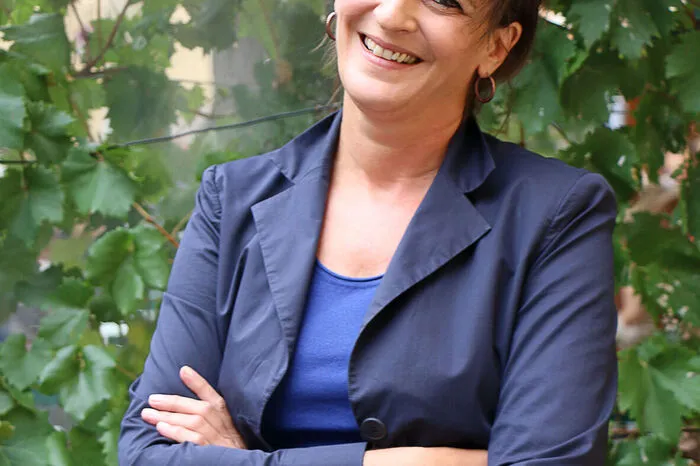 Brigitte Schafarik, stv. Geschäftsführerin, Volkshilfe Steiermark: Pflegebedürftigkeit tritt meist überraschend auf: ein Sturz, ein Oberschenkelhalsbruch und schon sind die Betroffenen und die Angehörigen mit einer Situation konfrontiert, die das ganze Leben verändert. Die Mobilen Pflege- und Betreuungsdienste unterstützen in dieser Zeit das ganze Familiensystem. Der/die Kunde/in erhält genau die Art von Pflege und Betreuung, die er braucht – von der Hilfe im Haushalt bis zum Verbandswechsel. Pflegende Angehörige werden ebenfalls unterstützt. Die Volkshilfe hat auch in jedem Bezirk Expertinnen und Experten, die ganz konkret zu den Themen Demenz, (In)Kontinenz, Wundmanagement (Dekubitus) oder ethischen Themen beraten. Das Wissen über diverse Krankheiten sowie einfache Tipps und Tricks im Umgang damit erleichtern das Leben der Angehörigen und der zu pflegenden Menschen enorm.