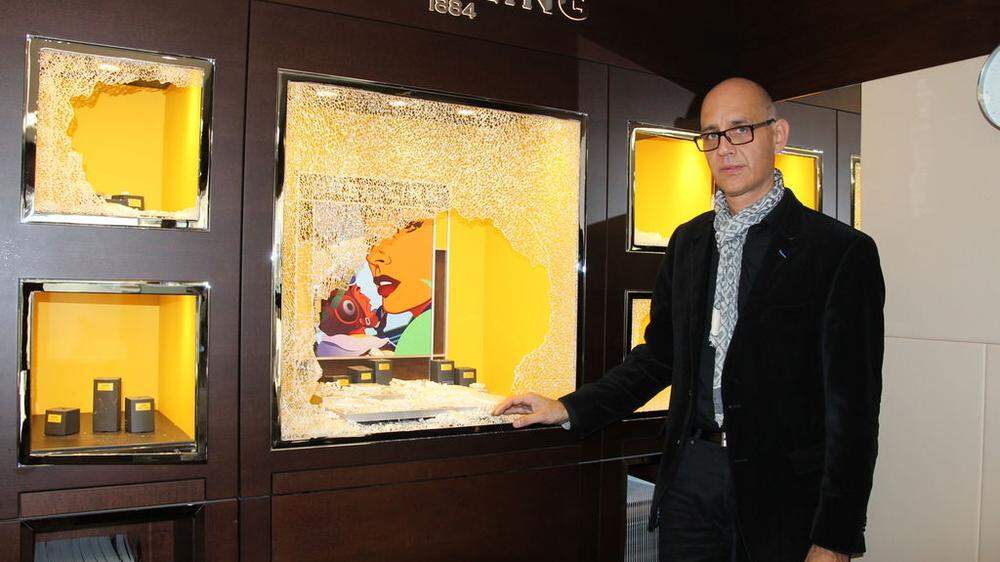 Geschäftsleiter Michael Loderer vor den völlig zerschlagenen Glasvitrinen 