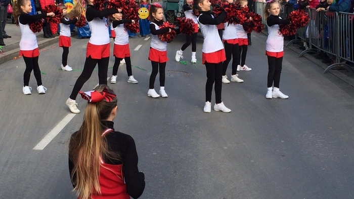 Vor dem Sturmen haben die Cheerleader ihr Können gezeigt.