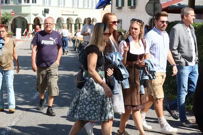 tadtfestbesucher wanderten durch ein abwechslungsreiches kulinarisches Angebot, ...
