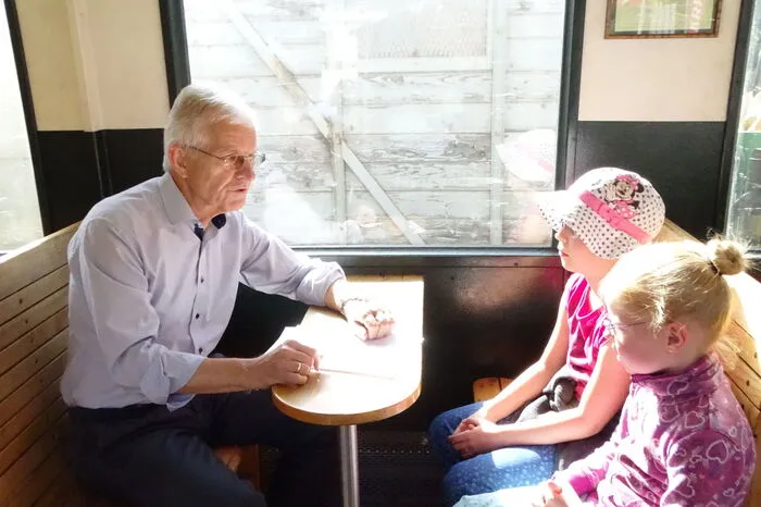 Nach der Lesung ging es mit dem Bummelzug nach Weiz, wo die Kinder, mit Zeichenblättern und Malstiften ausgestattet, Bilder zum Bummelzug und zu Peter Rosegger und seinen Geschichten gestalteten.
