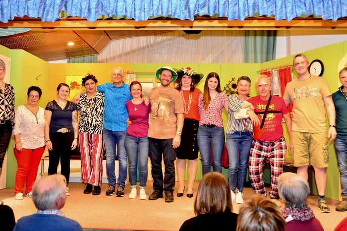 Die Reisacher Schauspieltruppe läuft in der Komödie zur Höchstform auf