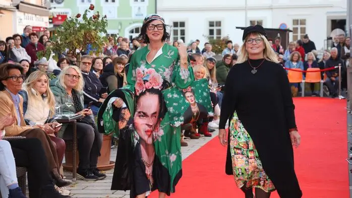 Kürzlich ging die erste Modenschau des Geschäfts „Prinz und Engel retro“ über die Bühne