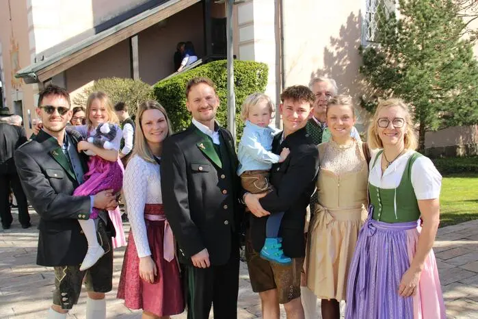 Nach der feierlichen Frühmesse zogen die Gruppen aus Klein-Söding, Groß-Söding, Stögersdorf und Fluttendorf mit ihren kunstvoll geschmückten Maschta-Kreuzen singend und betend durch den Markt Mooskirchen und anschließend in die Pfarrkirche, um gemeinsam das festliche Hochamt zu feiern.