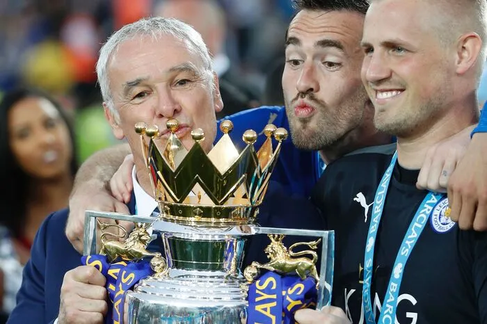 Ja, das Bild ist aus dem Vorjahr, da war Leicester noch mit Claudio Ranieri und dem Meisterpokal unterwegs. Aber Christian Fuchs und seine Teamkollegen hat dieser Triumph weit nach vorne in den Listen gespült. Der "höchste Neueinsteiger" nennt man das. Markenwert: 462 Millionen Euro