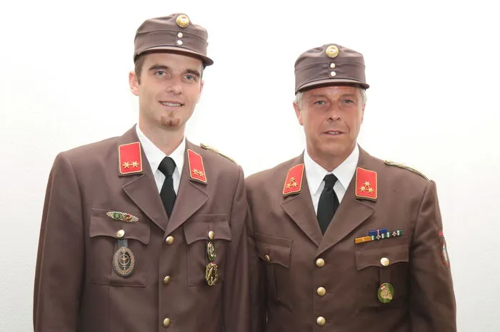 Die Leitung der Freiwilligen Feuerwehr Khünegg liegt weiter in bewährten Händen. Kommandant Manfred Kargl (r.) und Kommandant-Stellvertreter Stefan Reichmann (l.) wurden in ihren Funktionen bestätigt.