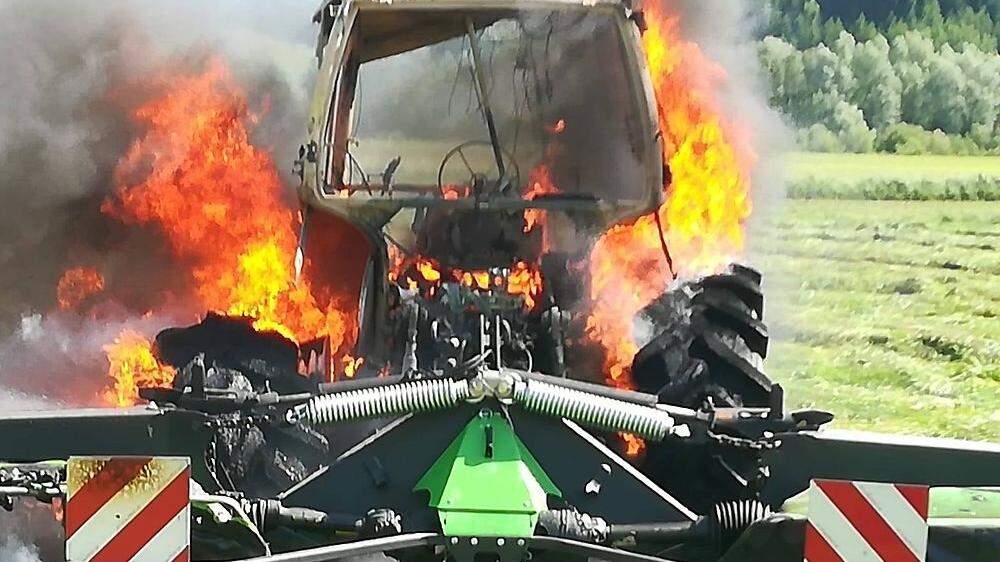 Traktor beim Mähen in Flammen geraten