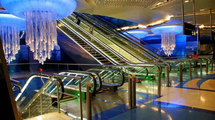 Die Metro in Dubai gehört zu den modernsten U-Bahnen der Welt und wurde erst 2009 eröffnet. Es gibt zwei Linien und 44 Stationen. Das Besondere: Die Züge fahren gänzlich fahrerlos. BurJuman war eine der ersten Metrostationen und wurde zum Thema Wasser gestaltet. Das Highlight sind die riesigen Quallen-Kronleuchter , die einem das Gefühl geben, selbst unter Wasser zu sein. Die Reiseexperten von Travelcircus sind in den Untergrund gegangen und haben die zehn schönsten U-Bahn-Stationen der Welt ausfindig gemacht.